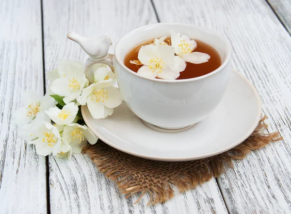 Taza de té con flores de jazmín — Foto de Stock