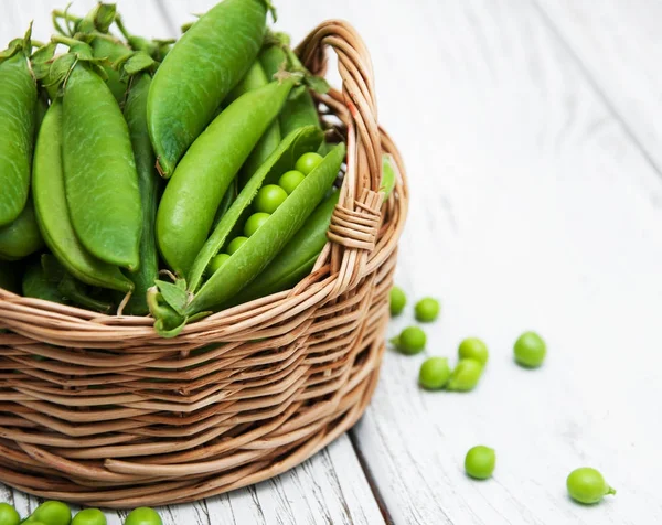 Green peas on a table — Stock Photo, Image