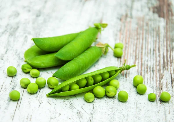 Pois verts sur une table — Photo