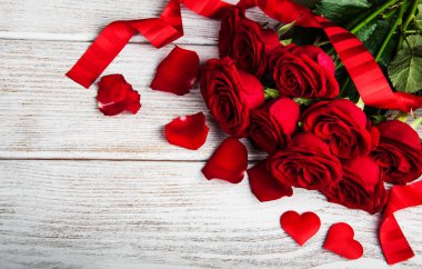 Bir masada kırmızı gül