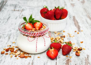 yoğurt ve granola kahvaltı için