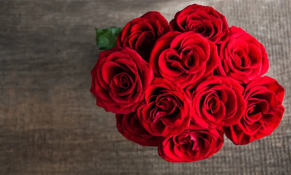 Røde roser på et bord - Stock-foto