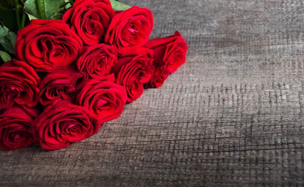 Rosas rojas en una mesa — Foto de Stock