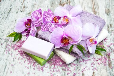 El yapımı Sabun ve mor orkideler