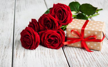 Kırmızı güller ve hediye kutusu