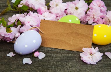 Paskalya yumurtaları ve tebrik kartı