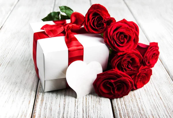 Rosas rojas y caja de regalo —  Fotos de Stock