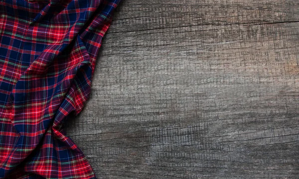 Checkered serwetka na podłoże drewniane — Zdjęcie stockowe