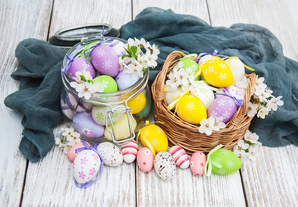 复活节彩蛋和春天开花 — 图库照片