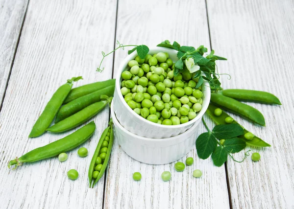 Groene erwten op een tafel — Stockfoto