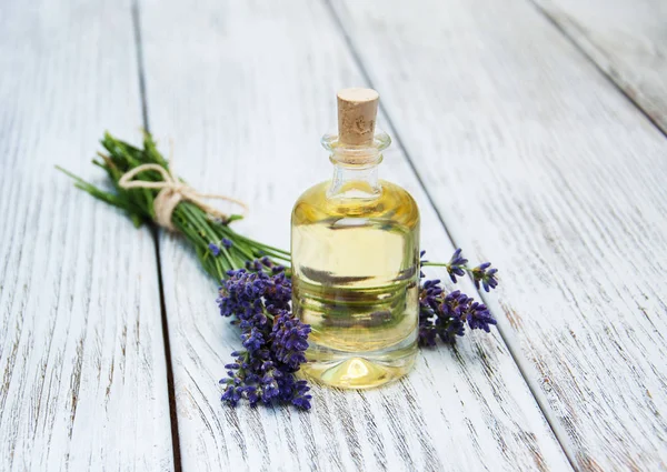 Lavendel och massage olja — Stockfoto