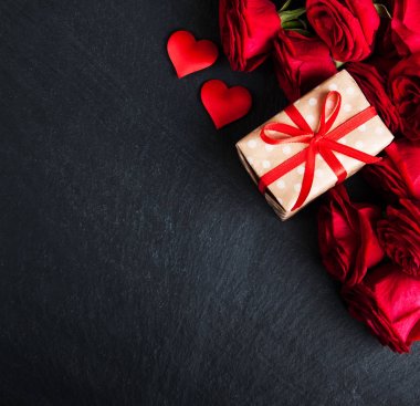 Kırmızı güller ve hediye kutusu