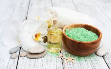 Spa Ürünleri ve beyaz orkide