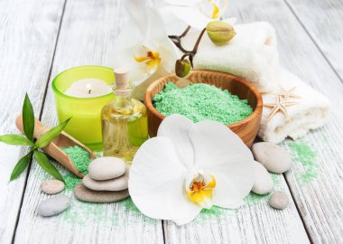 Spa Ürünleri ve beyaz orkide