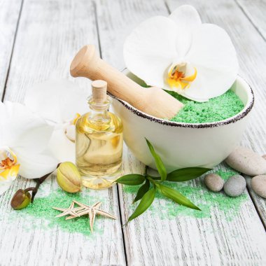 Spa Ürünleri ve beyaz orkide