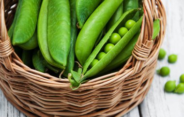 bir tabloda yeşil bezelye