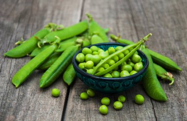 bir tabloda yeşil bezelye