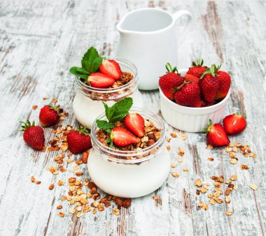 yoğurt ve granola kahvaltı için