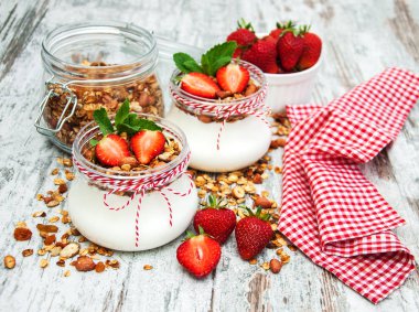 yoğurt ve granola kahvaltı için