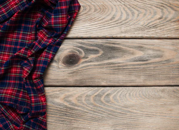 Servilleta a cuadros sobre fondo de madera — Foto de Stock