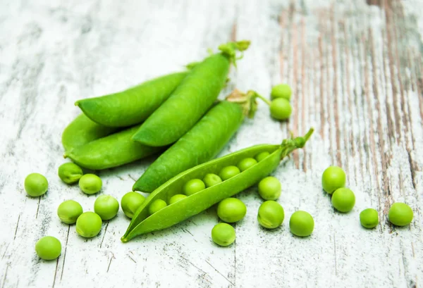 Los guisantes verdes sobre la mesa —  Fotos de Stock