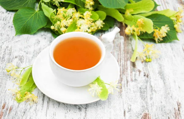 Kopje kruidenthee met lindebloemen — Stockfoto