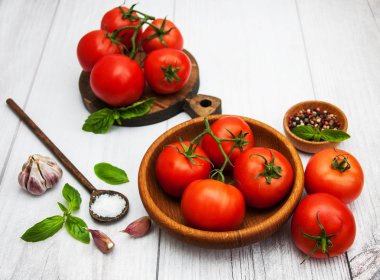 bir tablo üzerinde taze domates