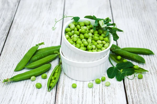 Groene erwten op een tafel — Stockfoto