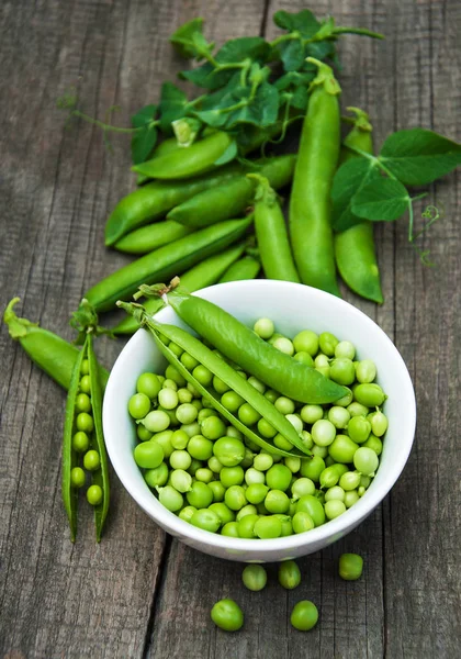 Groene erwten op een tafel — Stockfoto