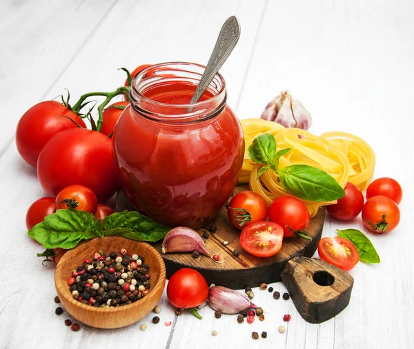 Джар з томатним соусом — стокове фото