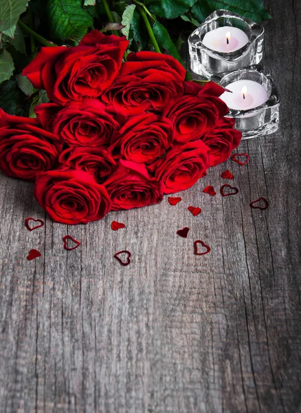 赤いバラとキャンドル ロイヤリティフリーのストック写真