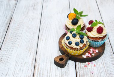 taze çilek ile cupcakes