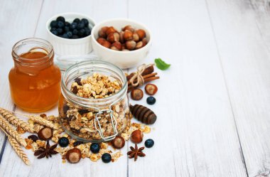 kavanoz içinde ev yapımı granola