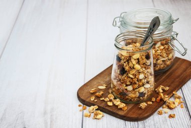 kavanoz içinde ev yapımı granola