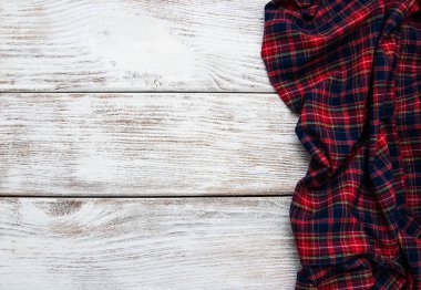 Damalı peçete ahşap arka plan üzerinde