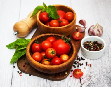 bir tablo üzerinde taze domates