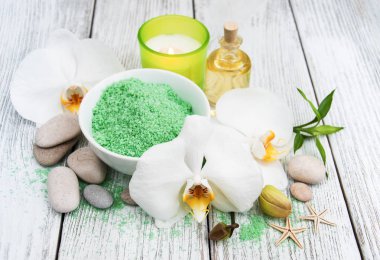 Spa Ürünleri ve beyaz orkide