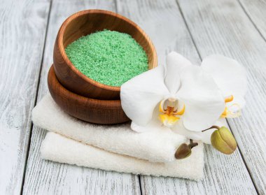 Spa Ürünleri ve beyaz orkide