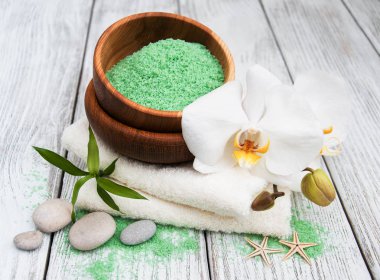 Spa Ürünleri ve beyaz orkide