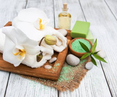 Spa Ürünleri ve beyaz orkide