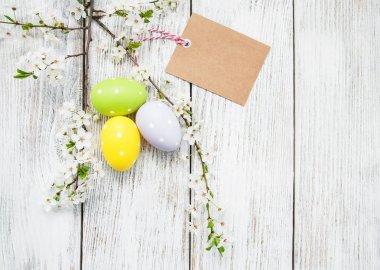 Paskalya yumurtaları ve tebrik kartı