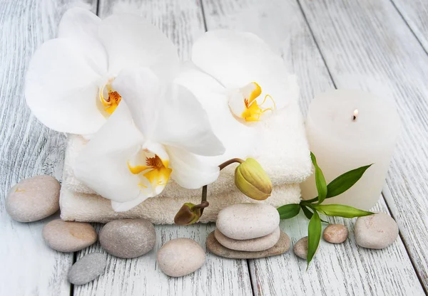 Productos de spa y orquídeas blancas —  Fotos de Stock