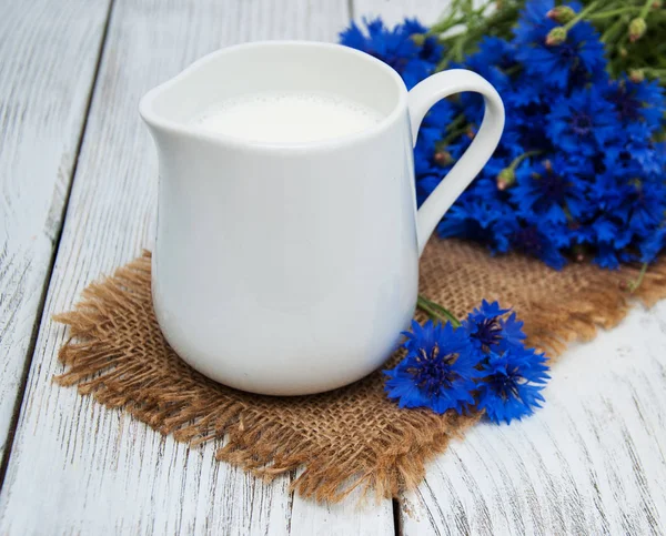 Tarro de leche y acianos —  Fotos de Stock