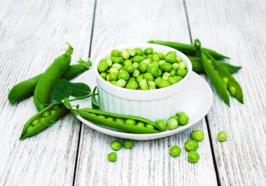 bir tabloda yeşil bezelye