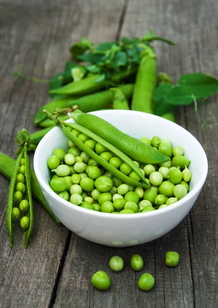 Pois verts sur une table — Photo