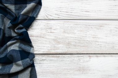 Damalı peçete ahşap arka plan üzerinde