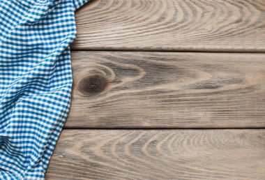 Damalı peçete ahşap arka plan üzerinde