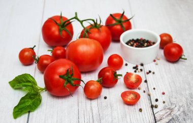bir tablo üzerinde taze domates