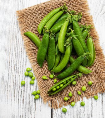 bir tabloda yeşil bezelye