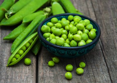 bir tabloda yeşil bezelye